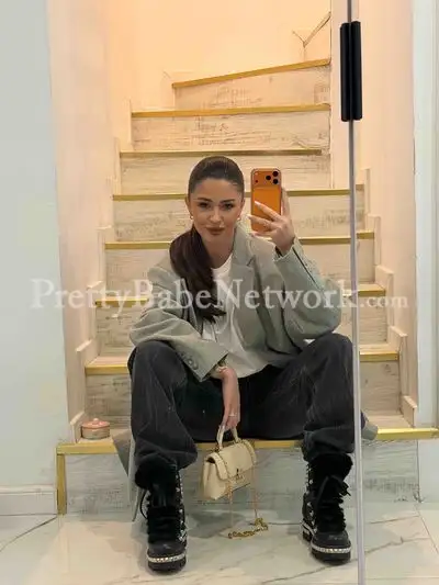 Kusum—Hot Air Hostess Escort in Colaba for Professional Dating and GFE